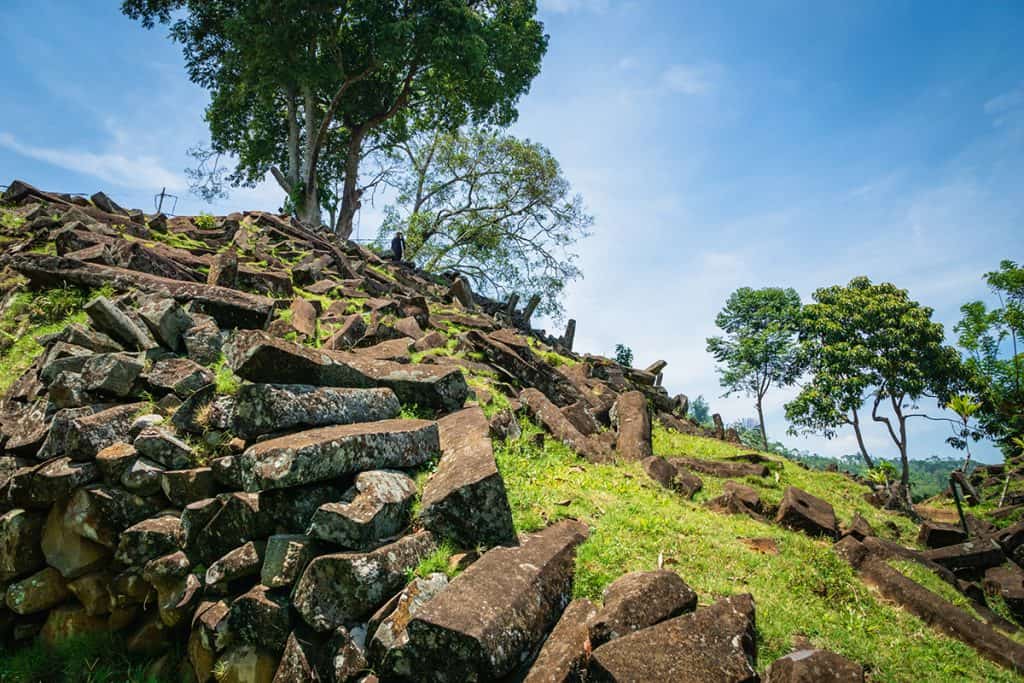 Se um dia ficar comprovado que a colina Gunug Padang, na Indonésia, é, na verdade, uma construção feita por mãos humanas, ela ganha o título de priâmide mais antiga do mundo. Crédito: Uskarp - Shutterstock