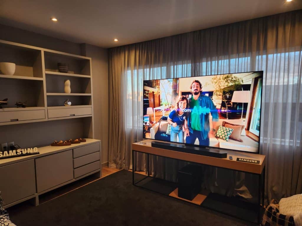 Novas TVs da Samsung usam IA para melhorar imagem  (Imagem: Lucas Soares/OlharDigital)