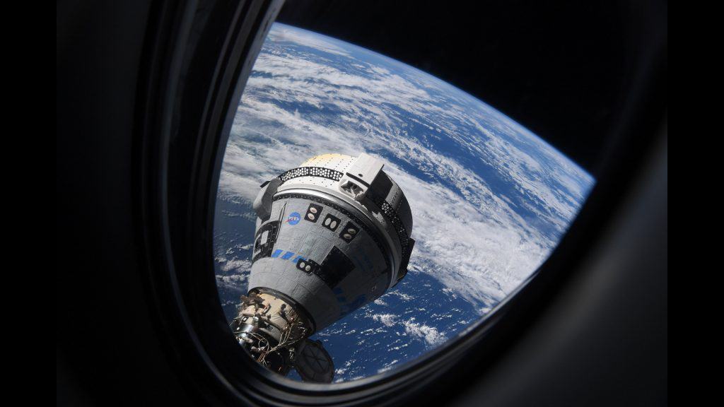 Capsula Boeing Starliner acoplada a Estação Espacial Internacional durante voo de teste realizado em 2022 (Crédito: ESA)