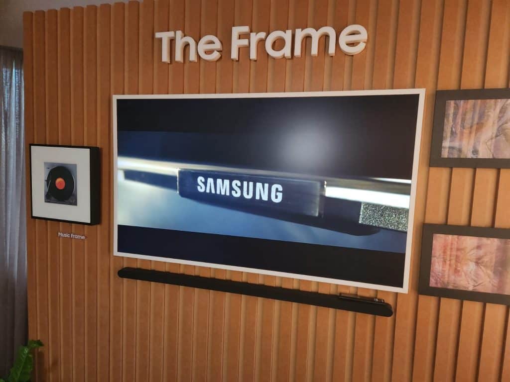 Samsung Music Frame ao lado de TV e Soundbar (Imagem: Lucas Soares/Olhar Digital)