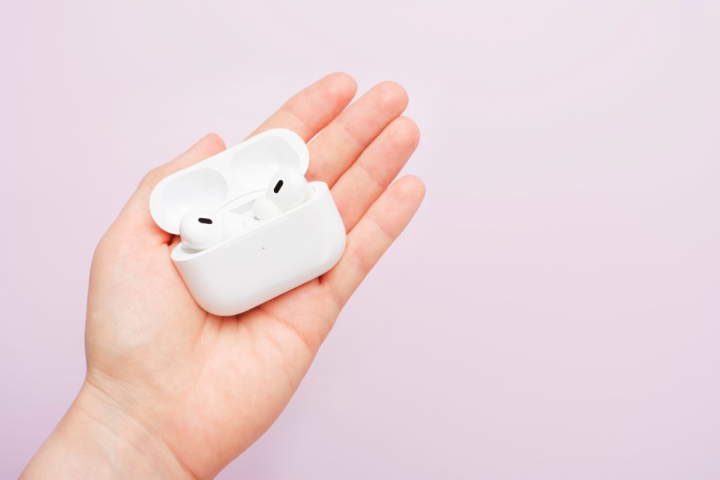 mão feminina segura Apple AirPods Pro 2ª geração