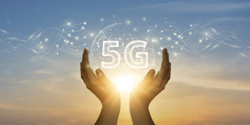 Mãos em palmas com o escrito "5G" em cima