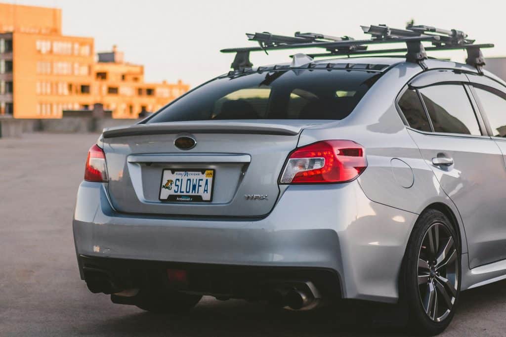 Carro com rack de teto via Riley Crawford/Unsplash