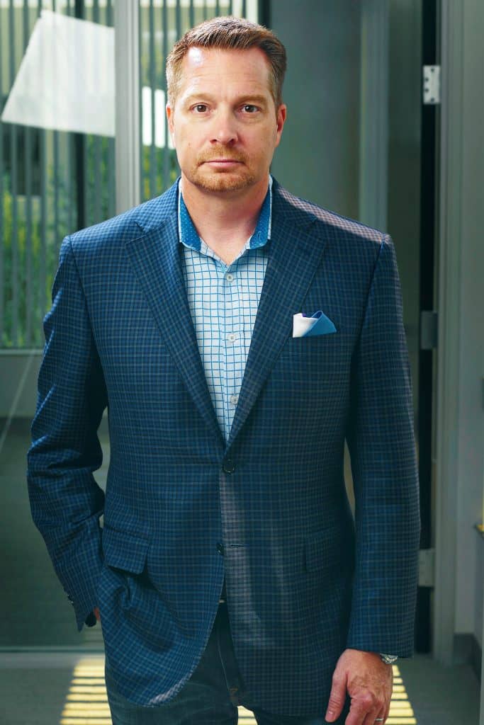 Imagem mostra um homem de cerca de 40 anos, ruivo e usando um terno azul. Ele é George Kurtz, ceo da crowdstrike.