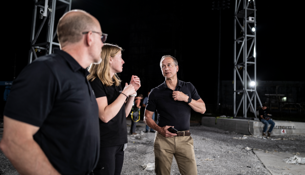 Centralizado na imagem está o Chief Medical Officer da Sierra Space, Dr. Tom Marshburn, conversando com dois especialistas da equipe após a explosão do módulo inflável LIFE, em teste feito pela NASA