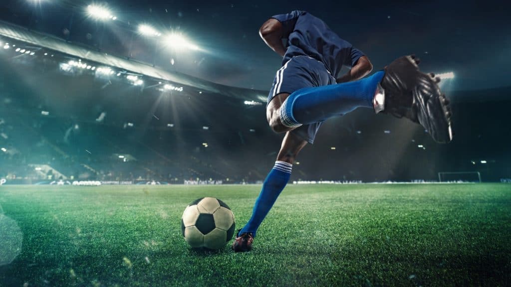 Jogador profissional de futebol em ação no estádio