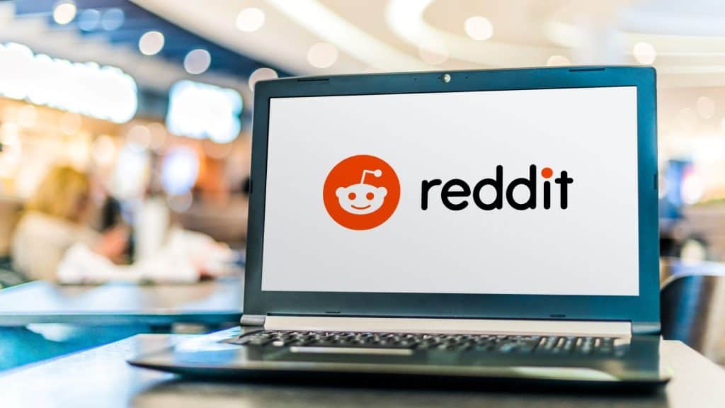 Computador portátil exibindo o logotipo do Reddit, um site americano de agregação de notícias sociais, classificação de conteúdo da web e discussões.