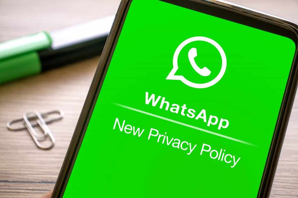 Logo do WhatsApp em um celular com os dizeres "New Privacy Policy" escrito abaixo