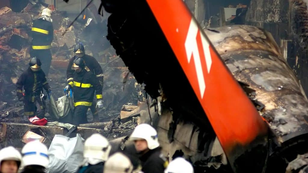 Destroços de avião da TAM com bombeiros em volta após acidente no aeroporto em Congonhas