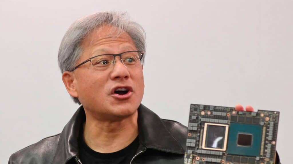 Jensen Huang, cofundador e CEO da Nvidia, segurando um dos chips da empresa