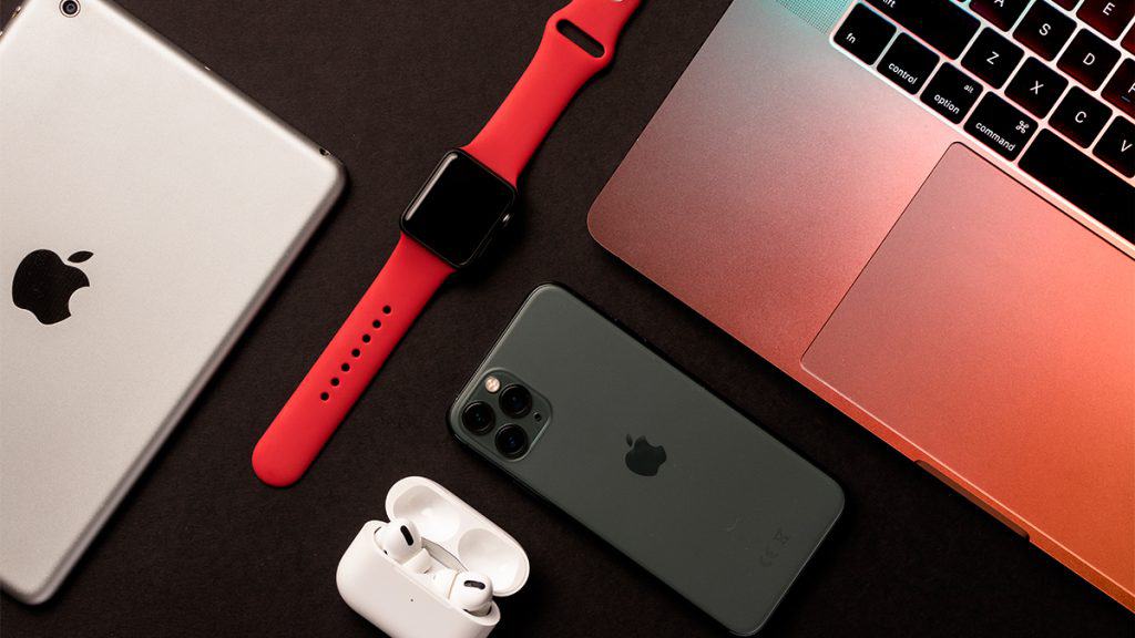 iPad, Apple Watch, Air Pods, iPhone e MacBook sobre mesa