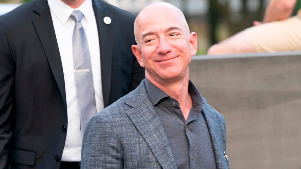 Jeff Bezos com a cabeça levemente virada para a esquerda e com breve sorriso no rosto