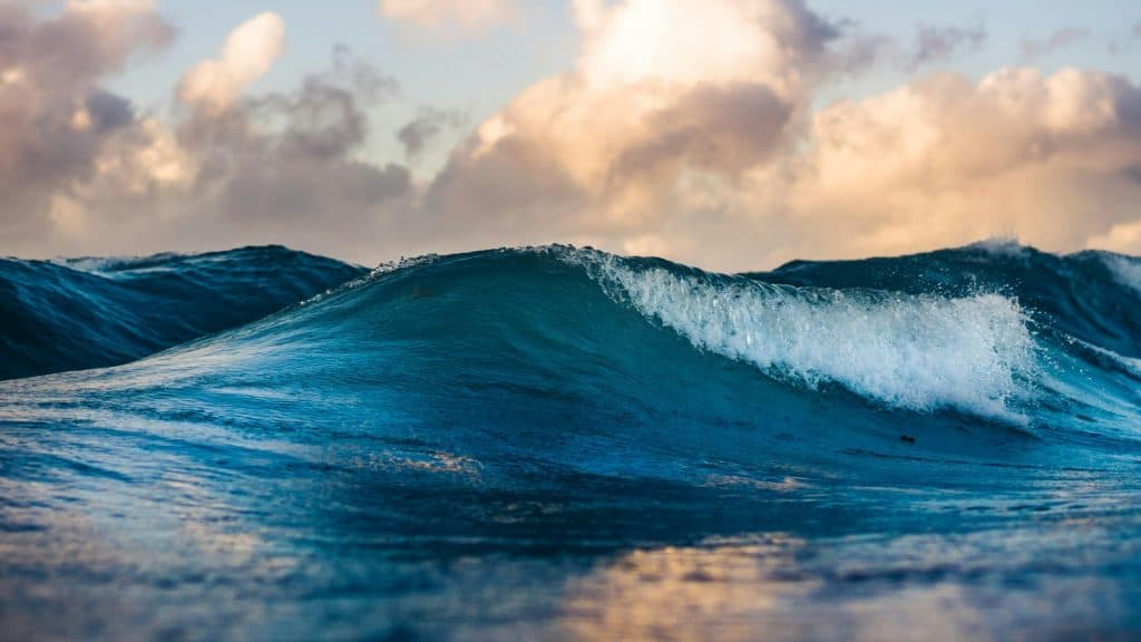 Onda no oceano via Silas Baisch/Unsplash