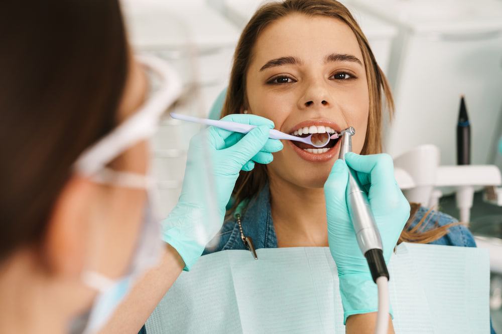 Mulher sendo atendida no dentista