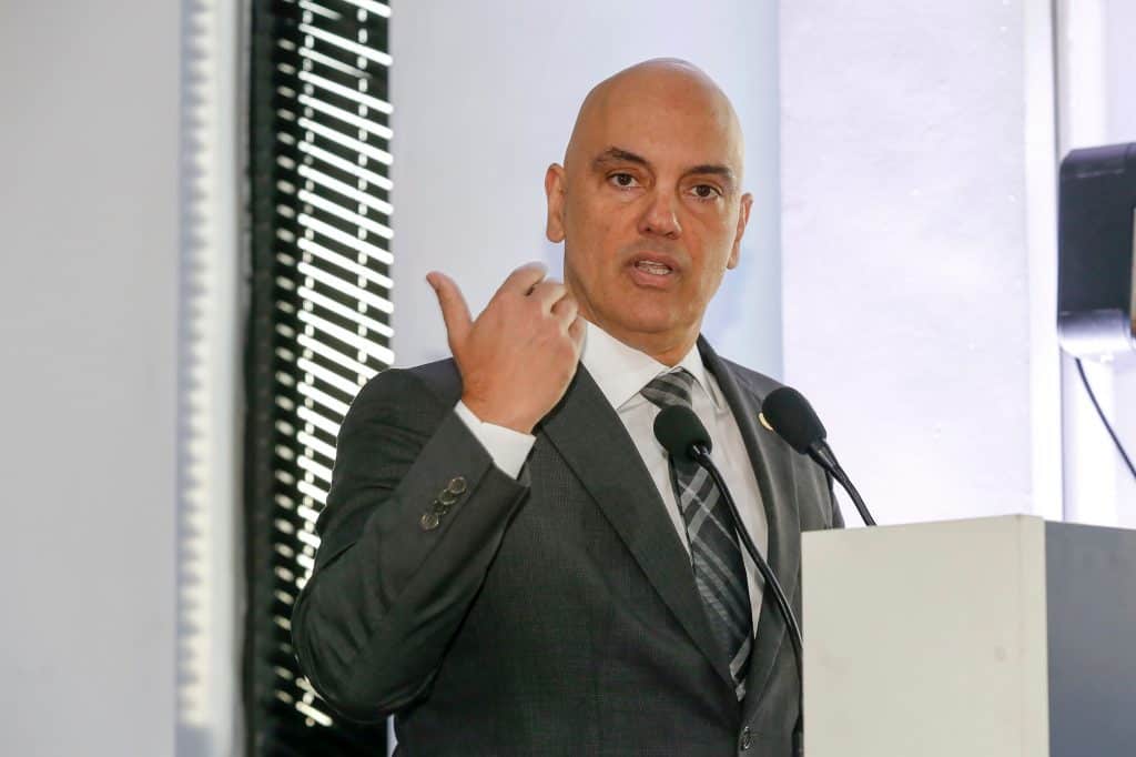 Alexandre de Moraes em pé gesticulando