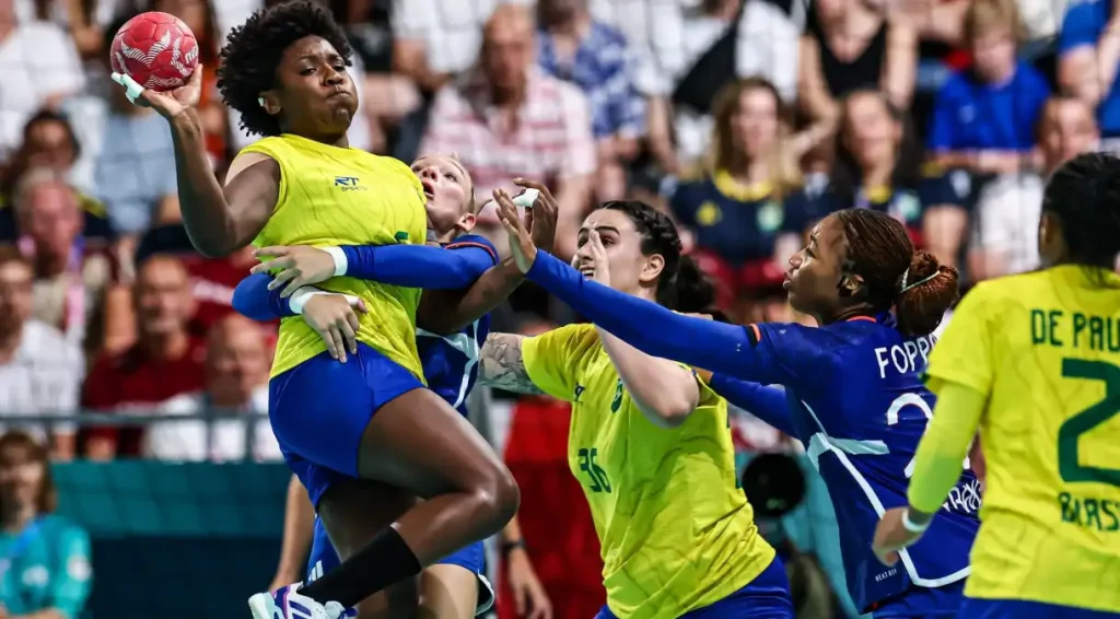 Seleção brasileira de handebol feminino encerra a fase de grupos neste sábado. 