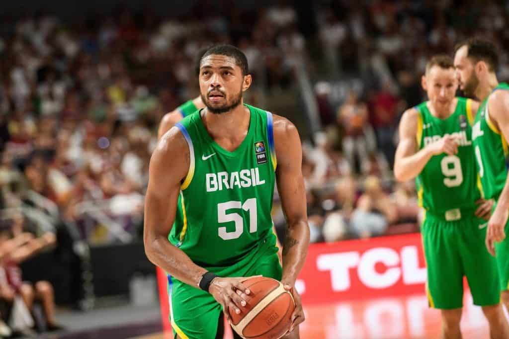 bruno caboclo se prepara para arremessar um lance livre