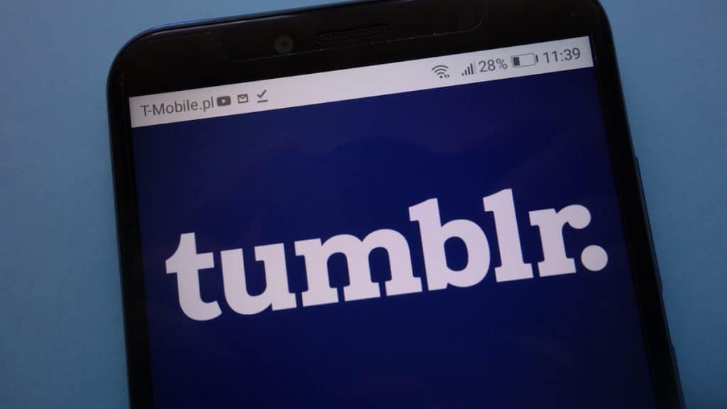 Logo do Tumblr em tela de notebook