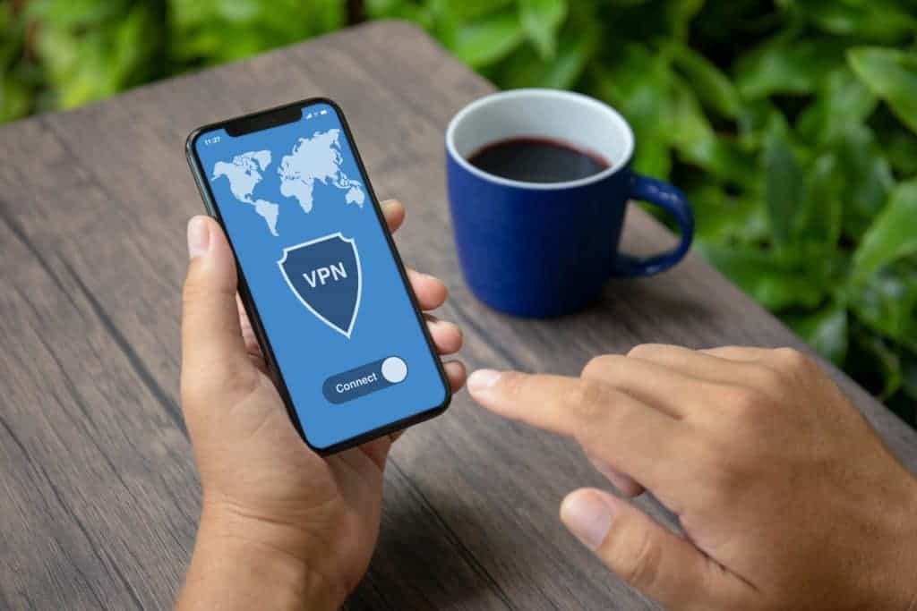 VPNs também podem ser usadas no celular. Imagem: Shutterstock