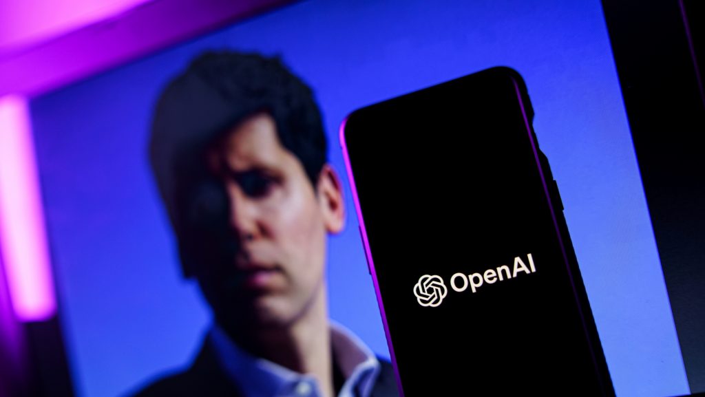 Logotipo da OpenAI e Sam Altman ao fundo na tela