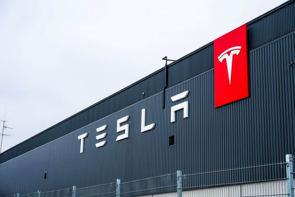 Fachada da Tesla exibindo o logo da empresa