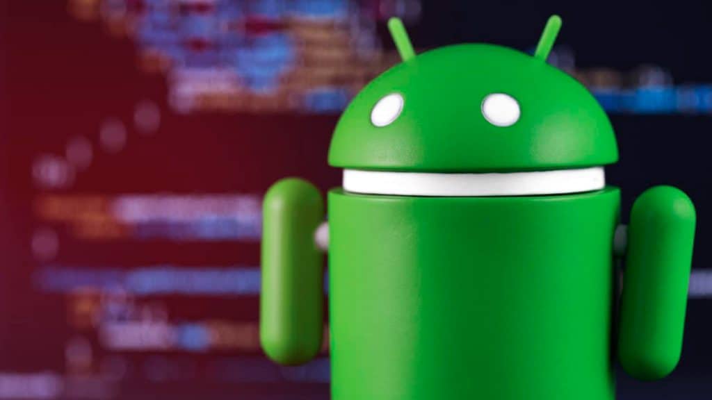 Boneco do Android com linhas de código de programação ao fundo