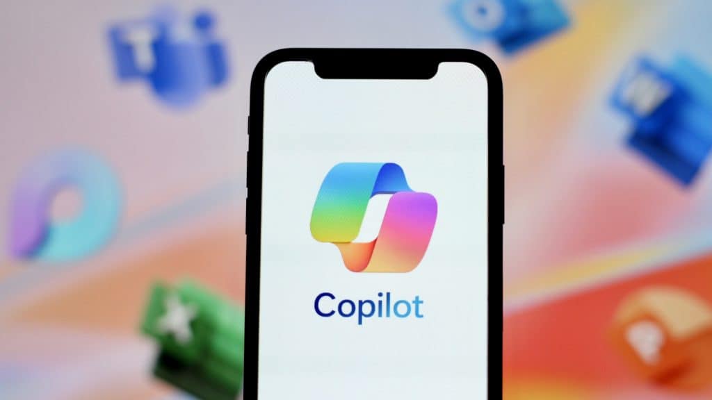 iPhone com logotipo do Copilot e, ao fundo, ícones dos produtos do Microsoft 365