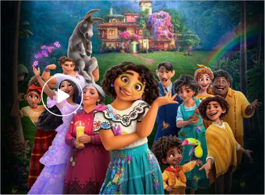 capa do filme Encanto no site da Disney/ Família madrigal na foto com a casa ao fundo e burro em cima da prima que é forte.