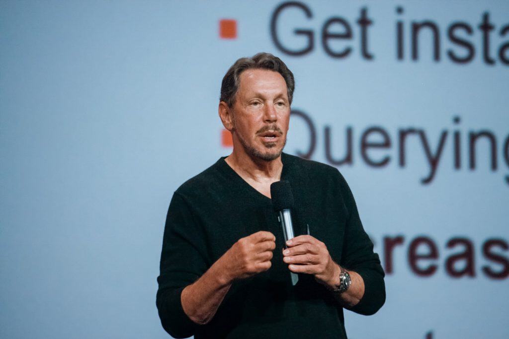 Larry Ellison falando ao microfone