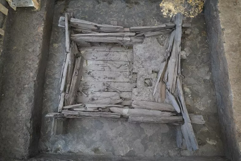 Foto da câmara funerária de madeira exposta descoberta perto da cidade de Riedlingen, Alemanha. 