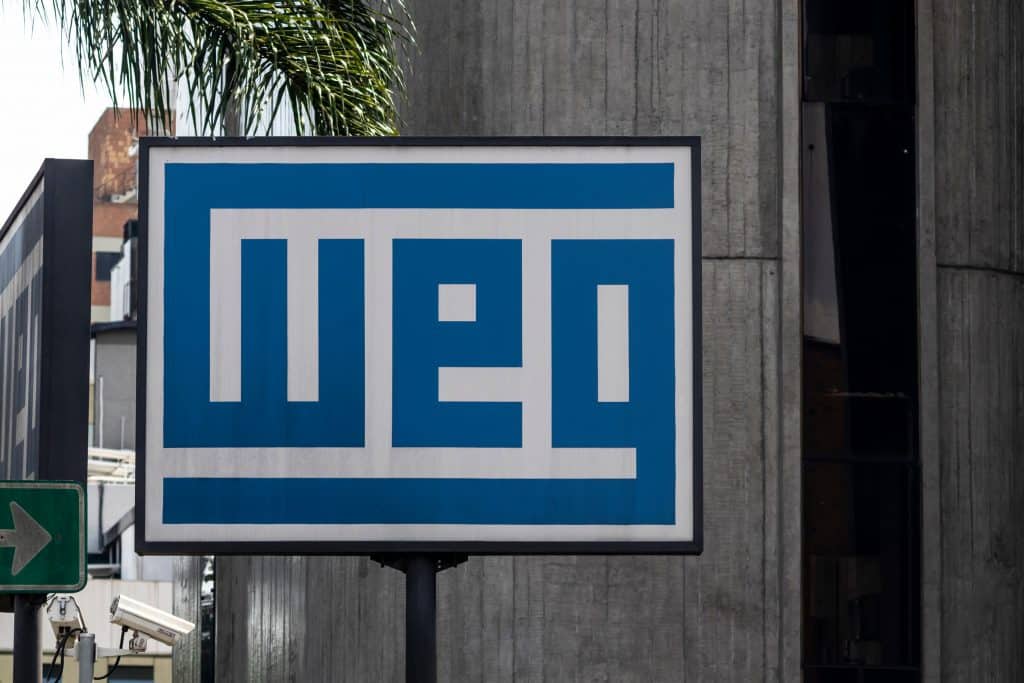 Logo da WEG na fachada da empresa