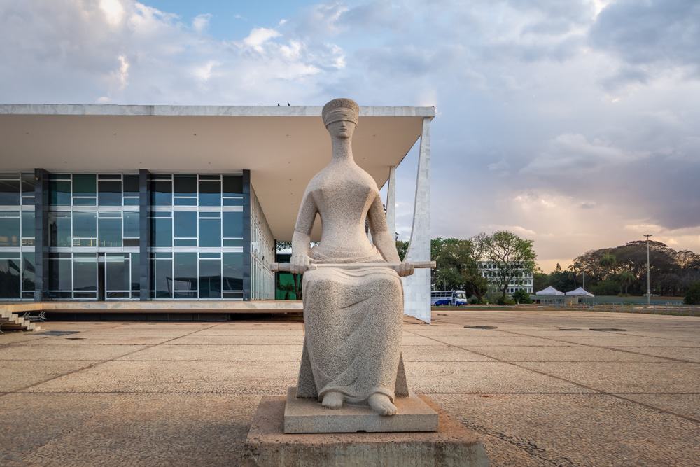 Estátua na frente do STF