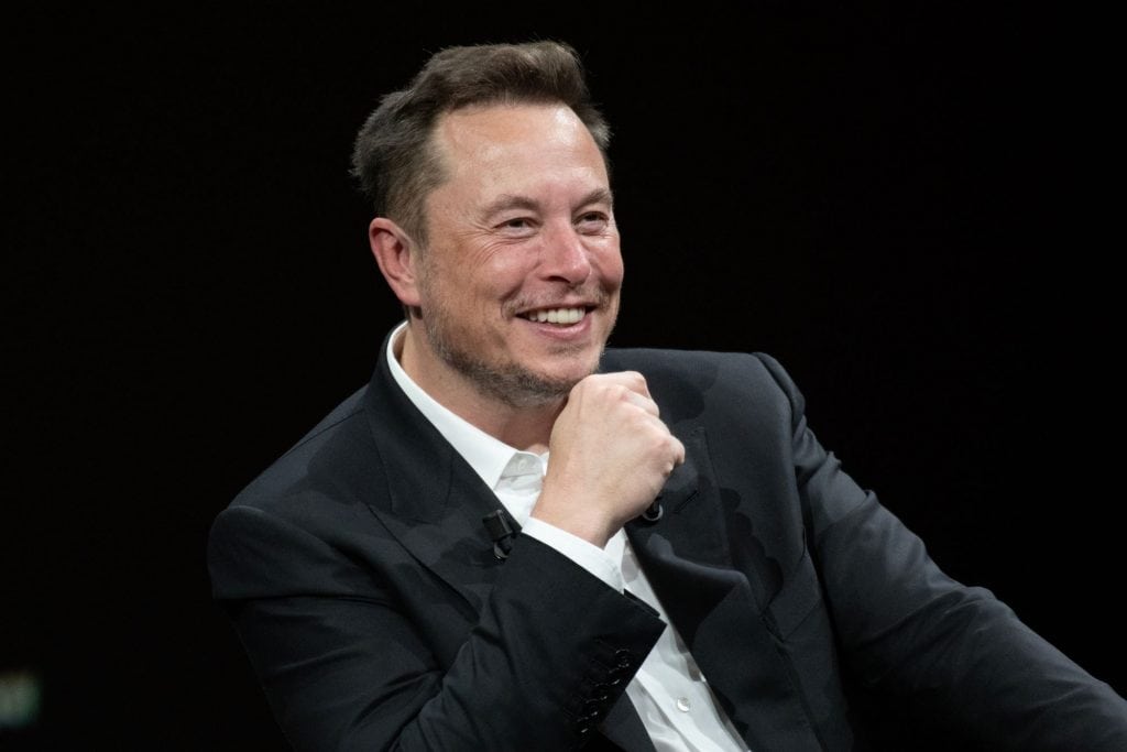 Elon Musk sorrindo