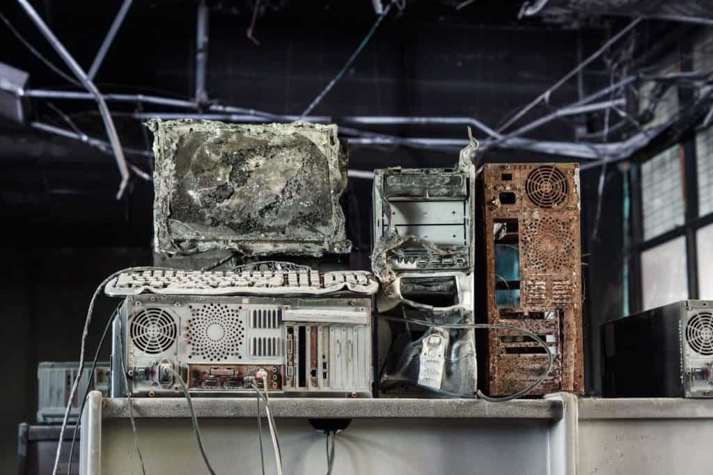 Computador de mesa que sofreu danos devido a um incêndio ou superaquecimento 